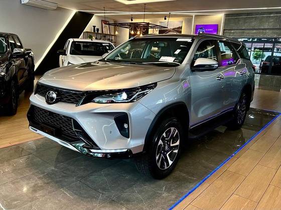 TOYOTA HILUX SW4 2.8 D-4D TURBO DIESEL SRX PLATINUM 7L 4X4 AUTOMÁTICO